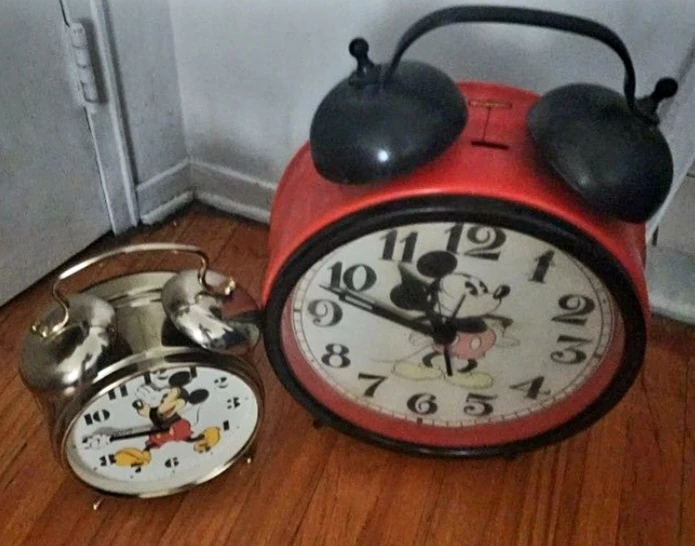 VINTAGE MICKEY MOUSE ALARM CLOCK - photo 2