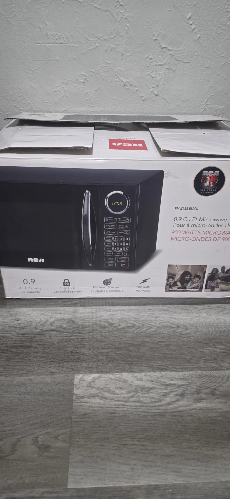 RCA 0.9 Cu Ft Black Microwave - Like New!