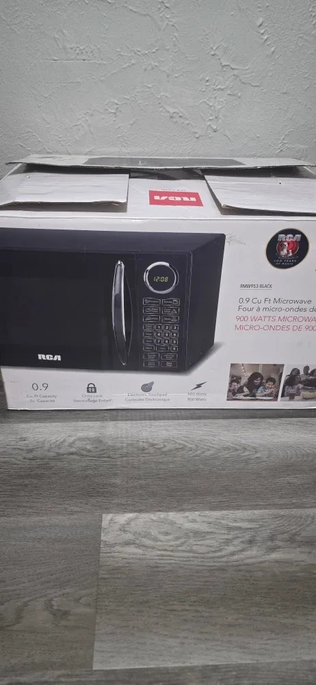 RCA 0.9 Cu Ft Black Microwave - Like New!