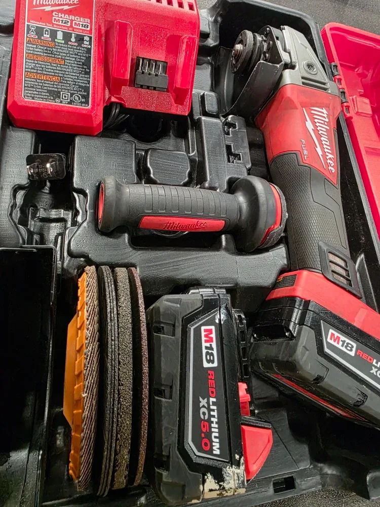 Milwaukee M18 FUEL Angle Grinder Kit image indicator(2)