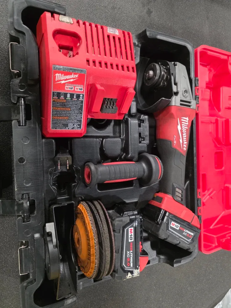 Milwaukee M18 FUEL Angle Grinder Kit image indicator(3)