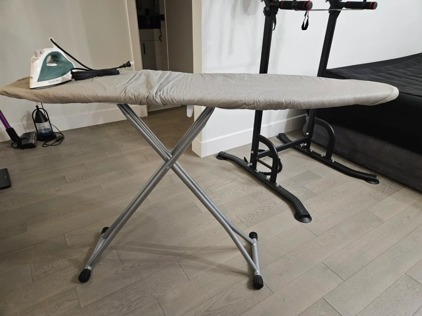 Ironing Board with Iron image indicator(2)