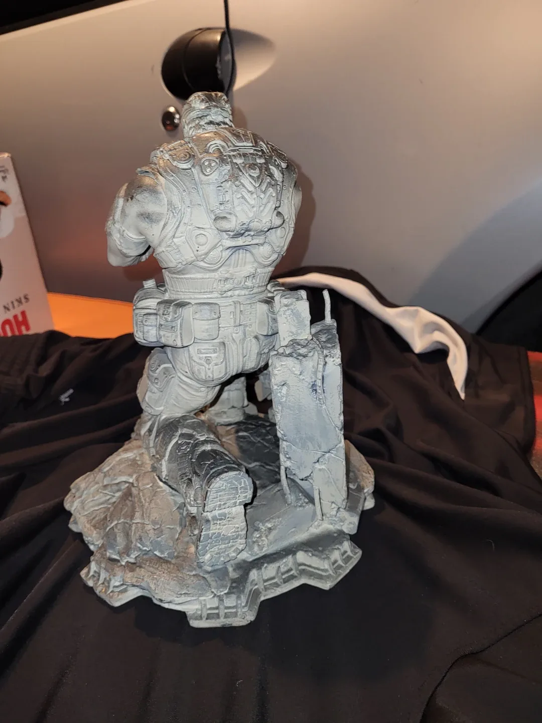 Gears of War Marcus Fenix Statue image indicator(5)
