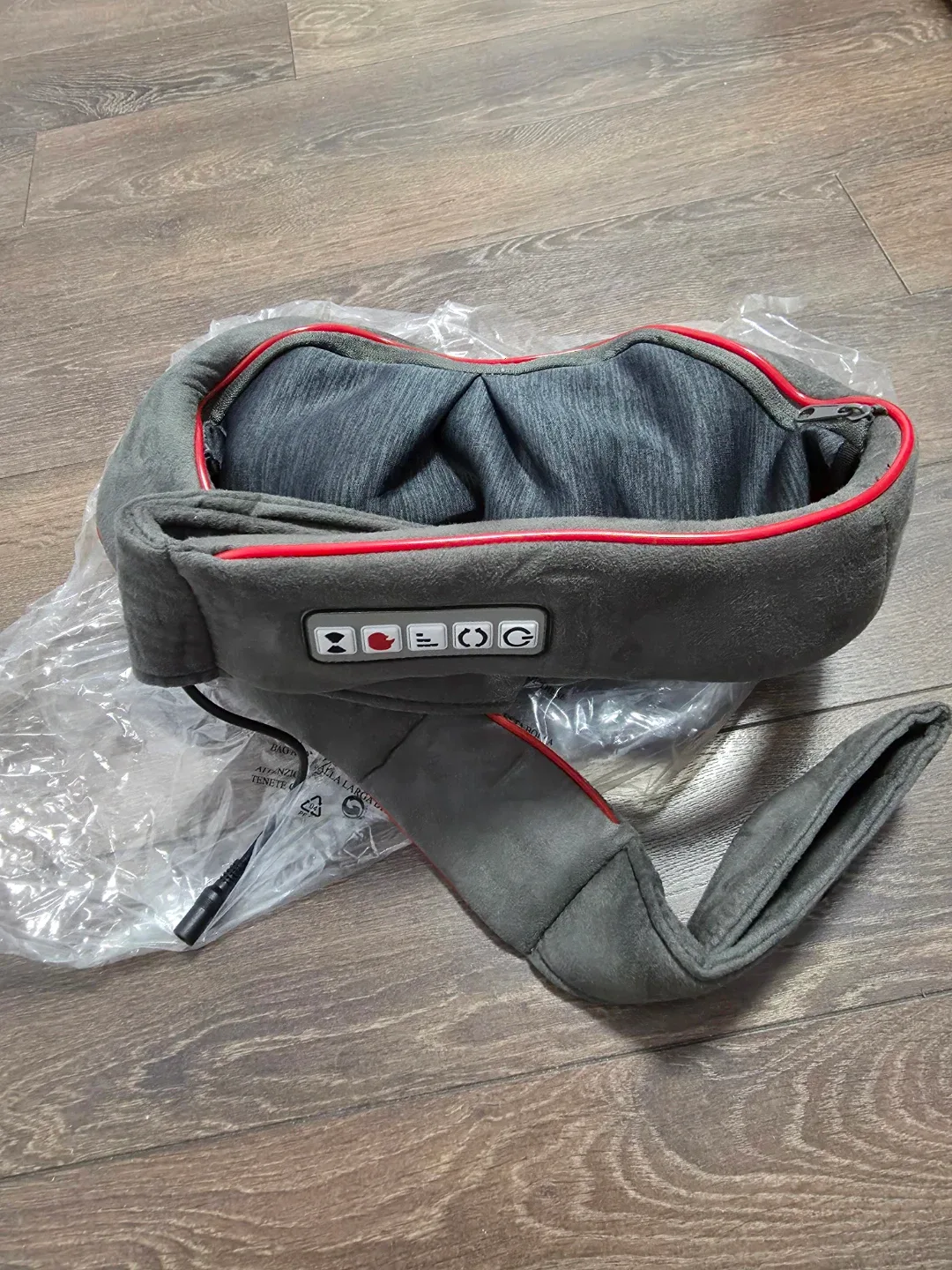 ELLESYE Cordless Shiatsu neck & Shoulder Massager with Heat image indicator(2)