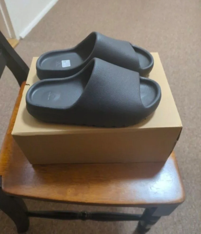 Adidas Yeezy Slide -Black onyx men Size 8