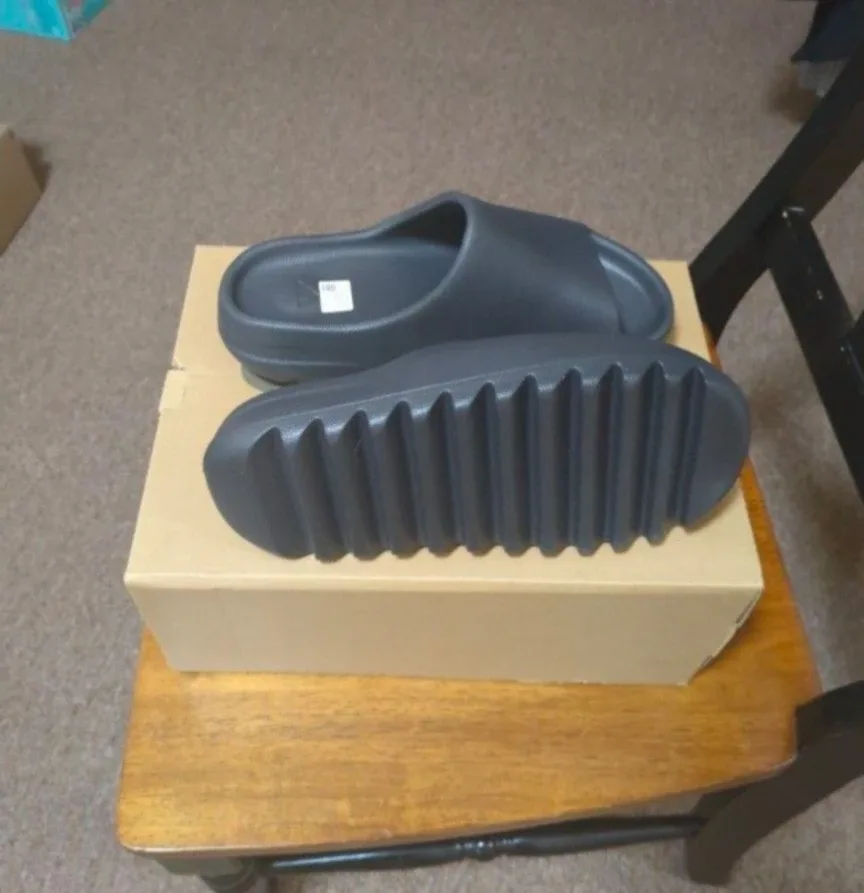 Adidas Yeezy Slide -Black onyx men Size 8 image indicator(2)