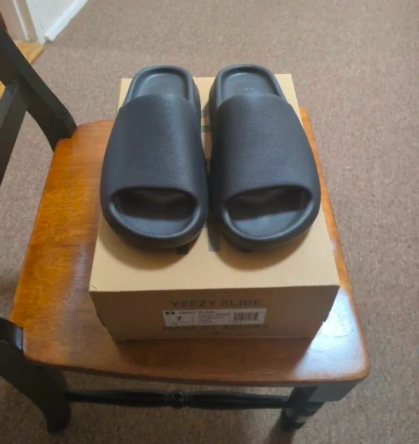 Adidas Yeezy Slide -Black onyx men Size 8 image indicator(5)