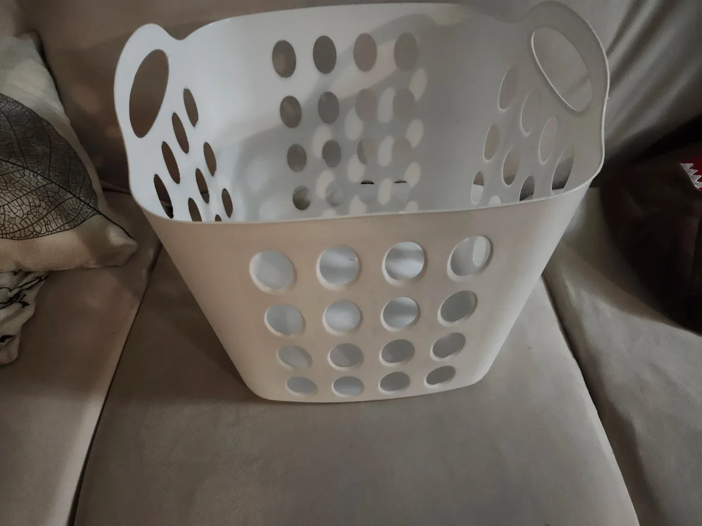 White Plastic Laundry Basket image indicator(3)