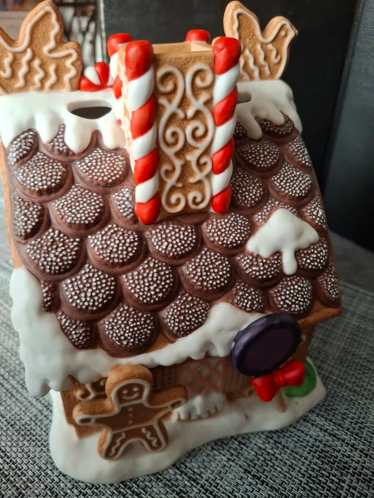 Gingerbread House Ceramic Candle Holder image indicator(4)