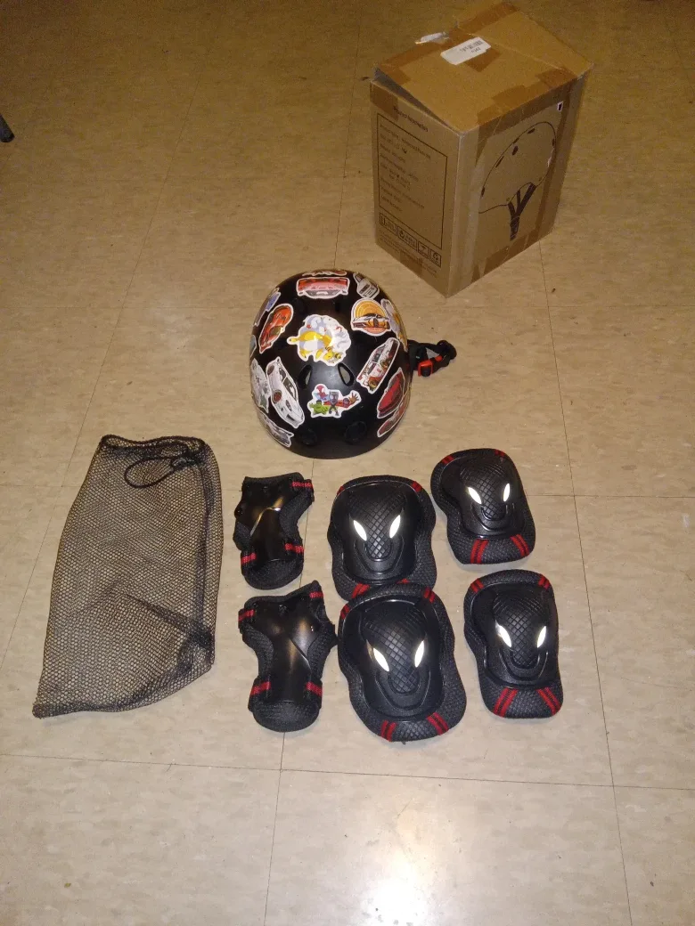 Helmet and Pads Set - Black image indicator(3)