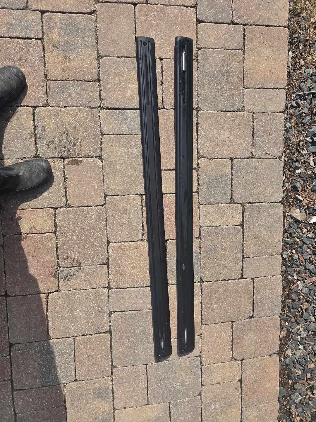 Thule Roof Rack Rails - Black image indicator(2)