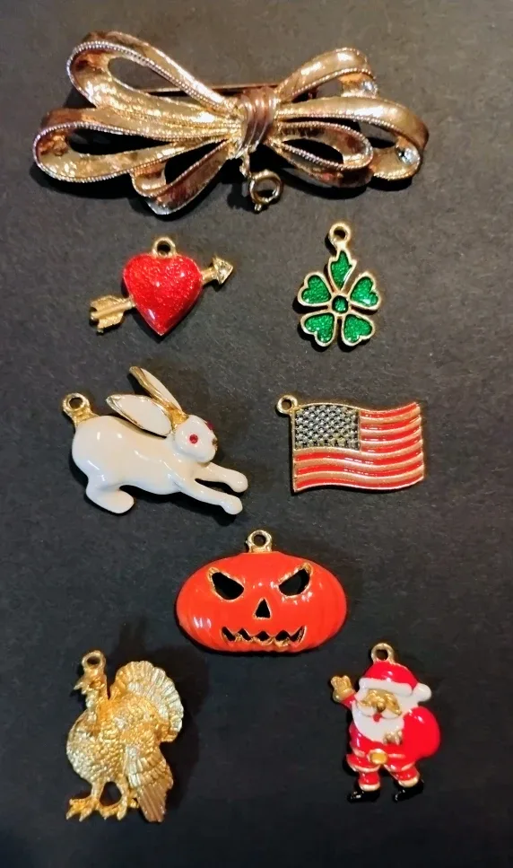 VERSATILE MULTI-HOLIDAY/SEASON CHARM PIN