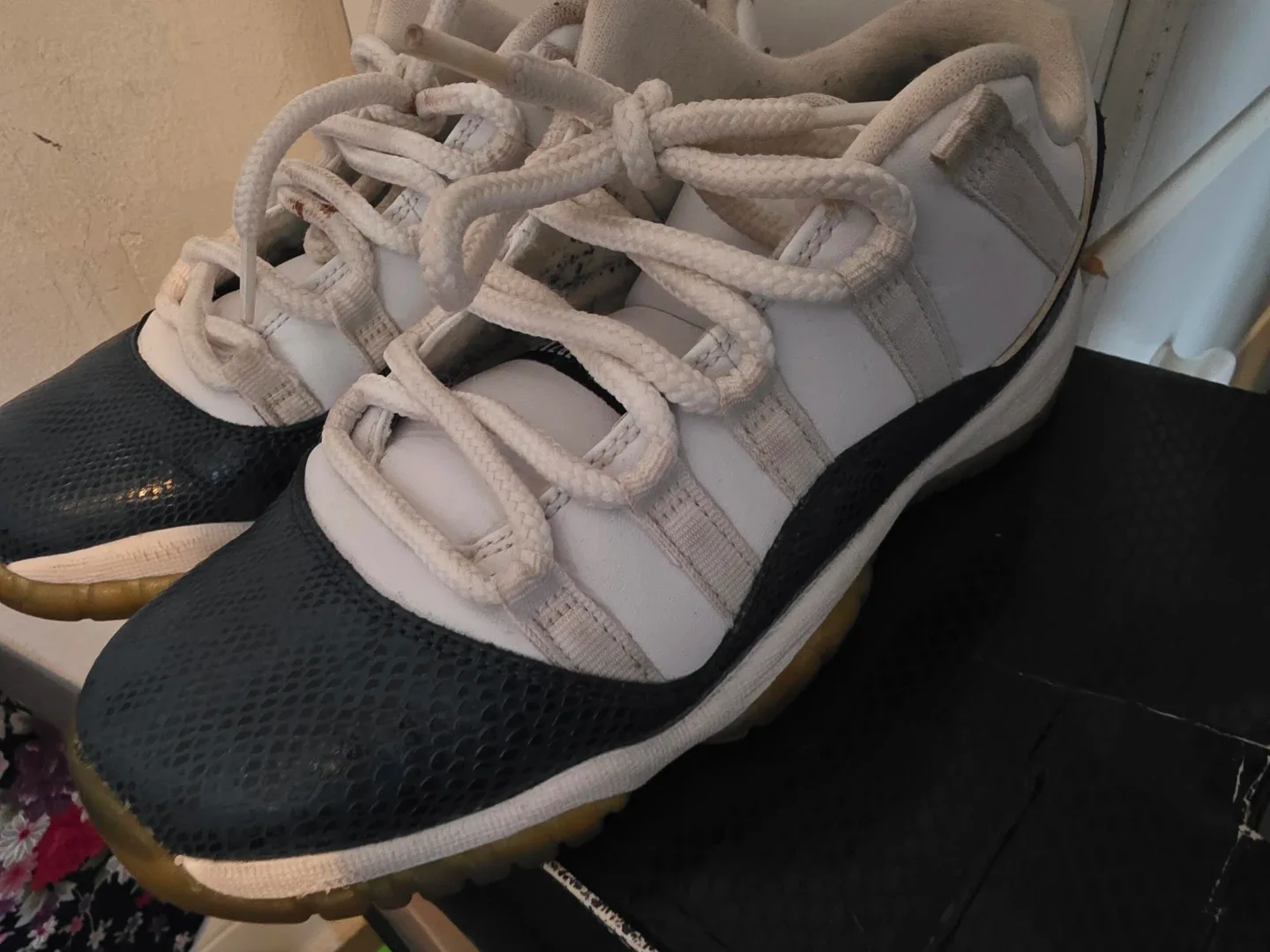 Air Jordan 11 Retro Low LE GS - Size 7Y image indicator(5)