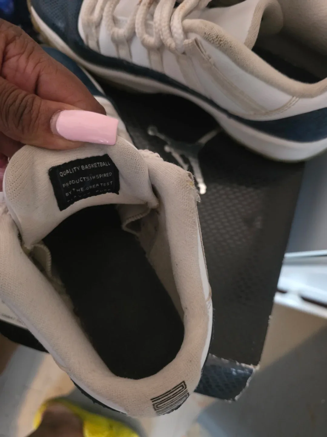 Air Jordan 11 Retro Low LE GS - Size 7Y image indicator(6)