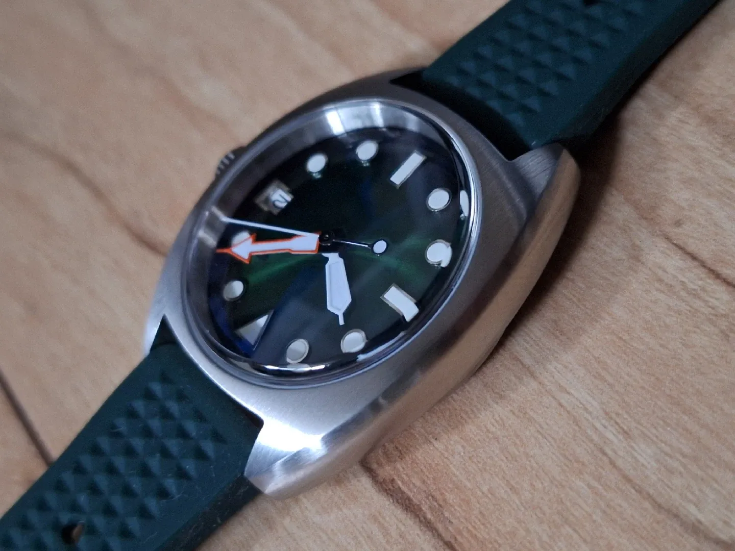 Tandorio Green Dial Automatic Dive Watch image indicator(4)