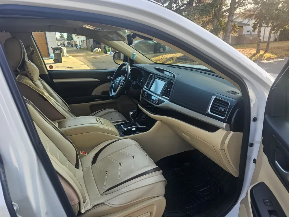 Toyota Highlander XLE AWD - White SUV image indicator(9)