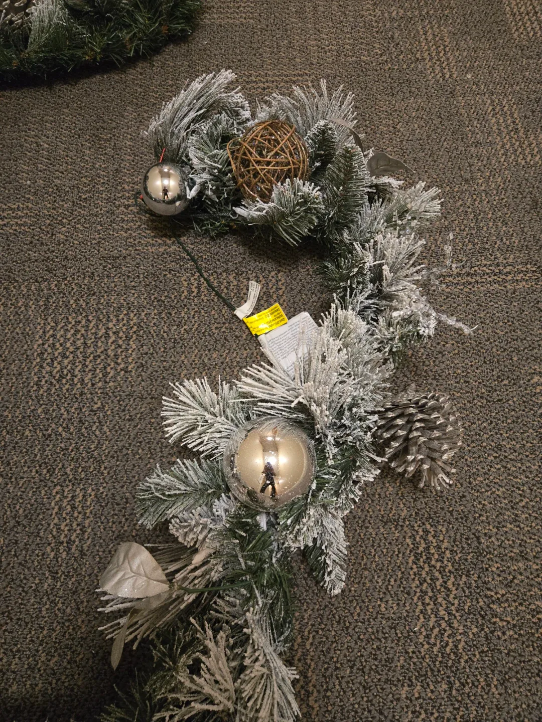 Christmas Garland with Lights image indicator(2)