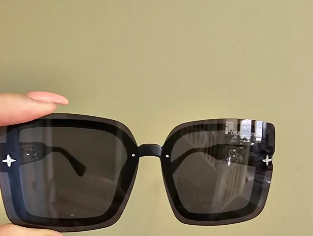 Louis Vuitton Sunglasses image indicator(2)