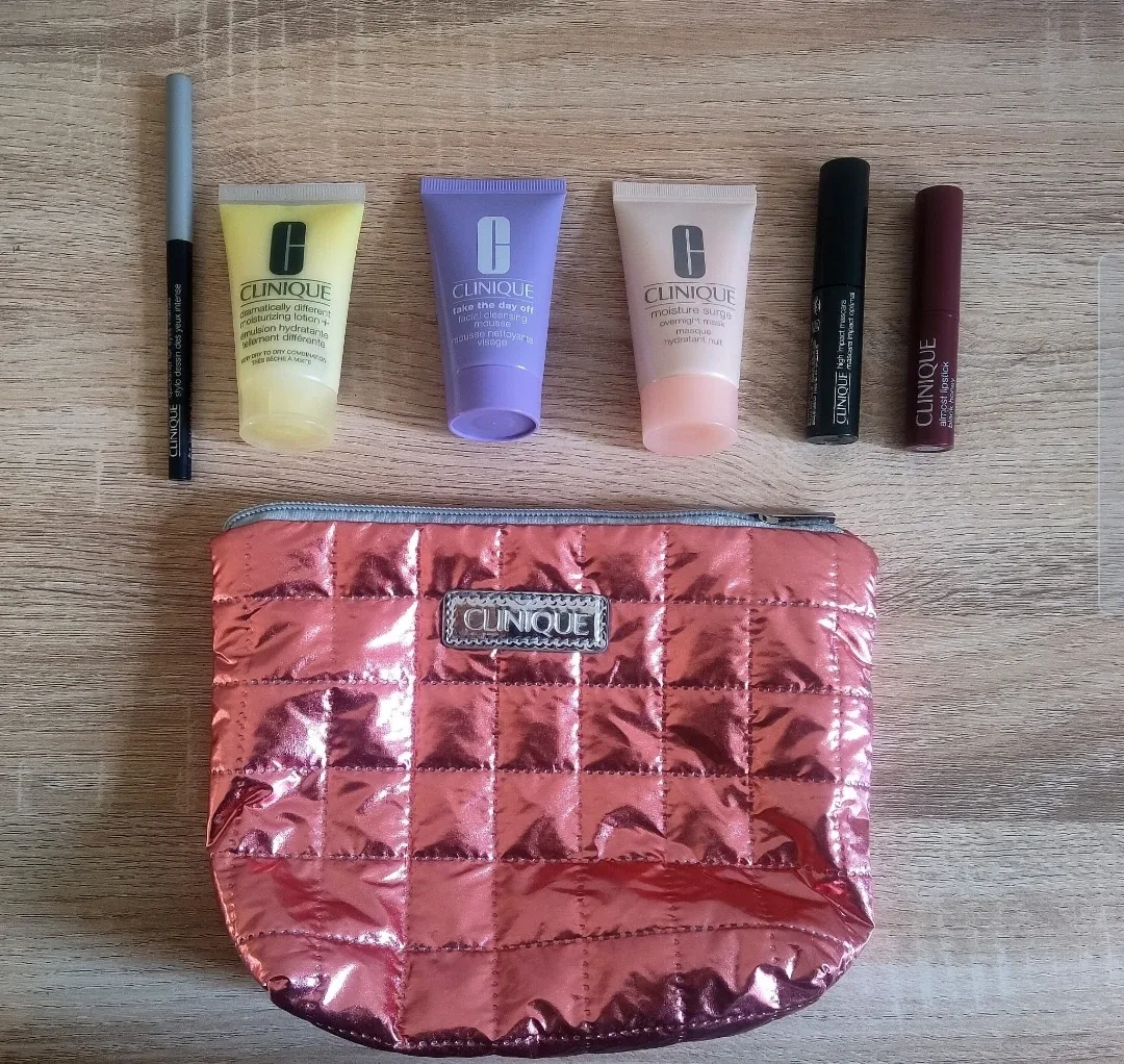 Clinique 7-Piece Deluxe Travel Gift Set (Brand New) image indicator(2)