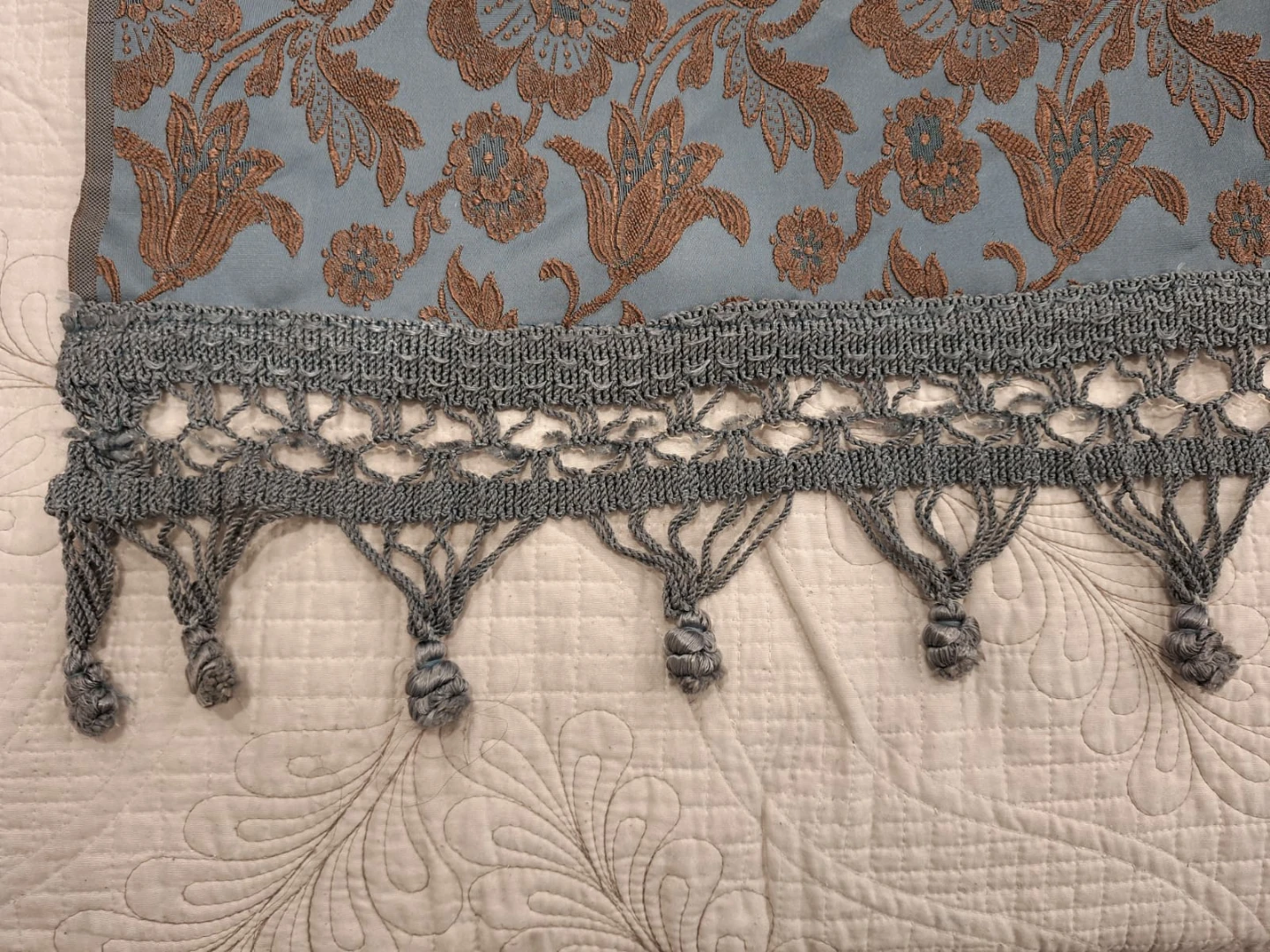 Beautiful embroidered Bedspread - photo 3