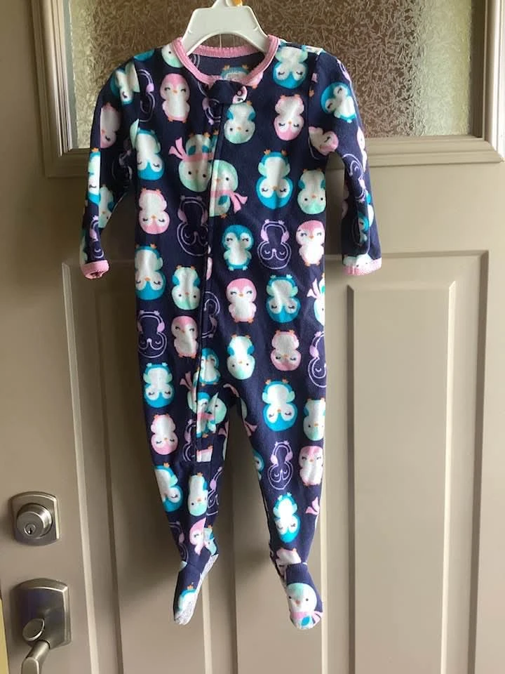 Girls sz 18 months outfits & sleepers $3 each