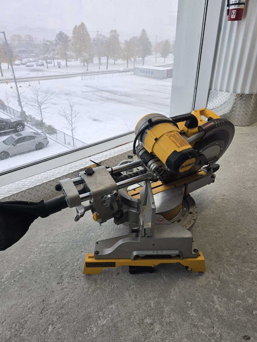 DeWalt DWS780 12" Compound Miter Saw - photo 2