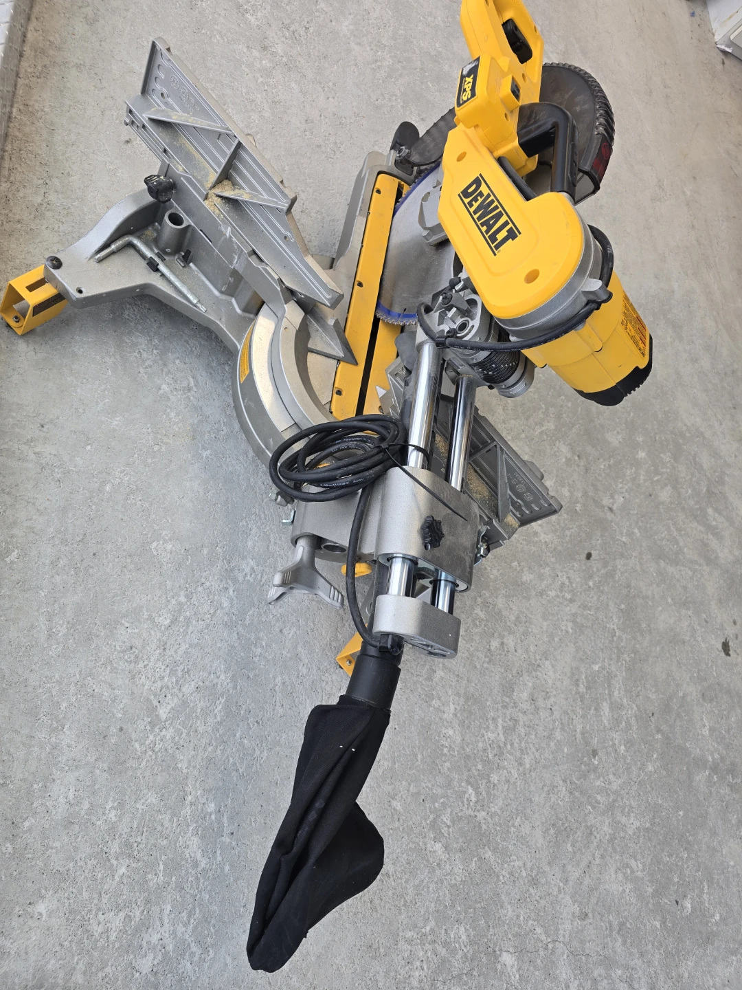 DeWalt DWS780 12" Compound Miter Saw - photo 3