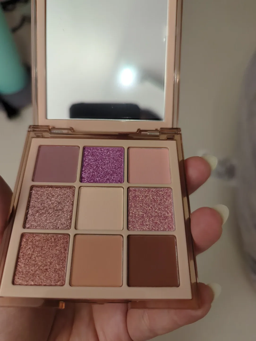 New- Huda Beauty Nude Light Eyeshadow Palette image indicator(2)