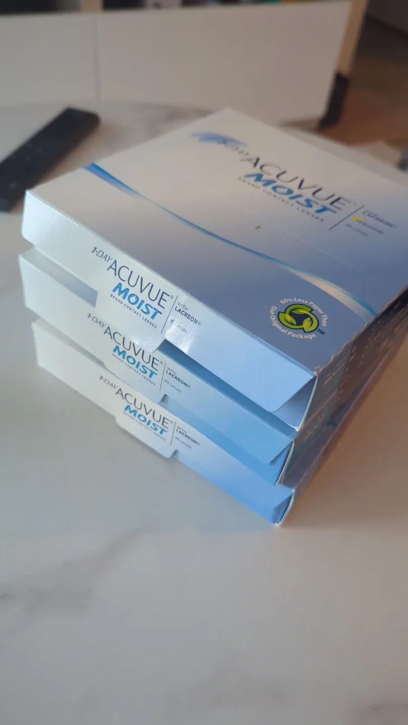 Acuvue Moist Contact Lenses