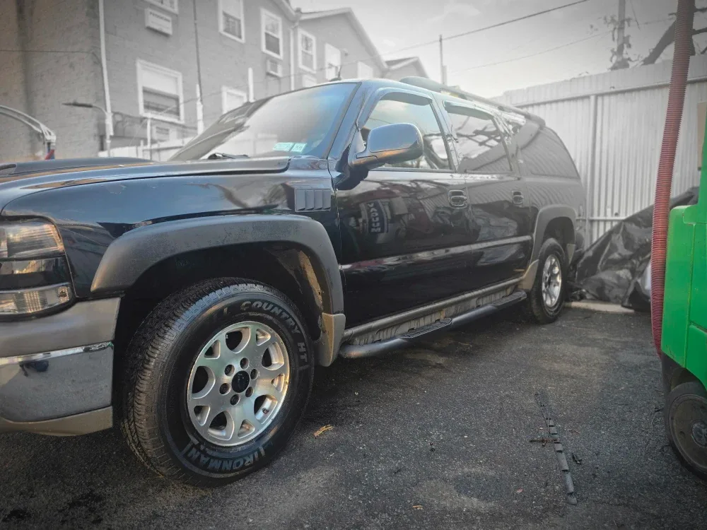 Black Chevy Suburban SUV image indicator(2)