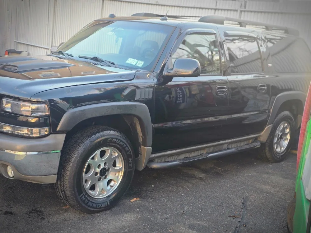 Black Chevy Suburban SUV image indicator(3)