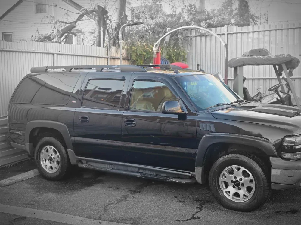 Black Chevy Suburban SUV image indicator(8)