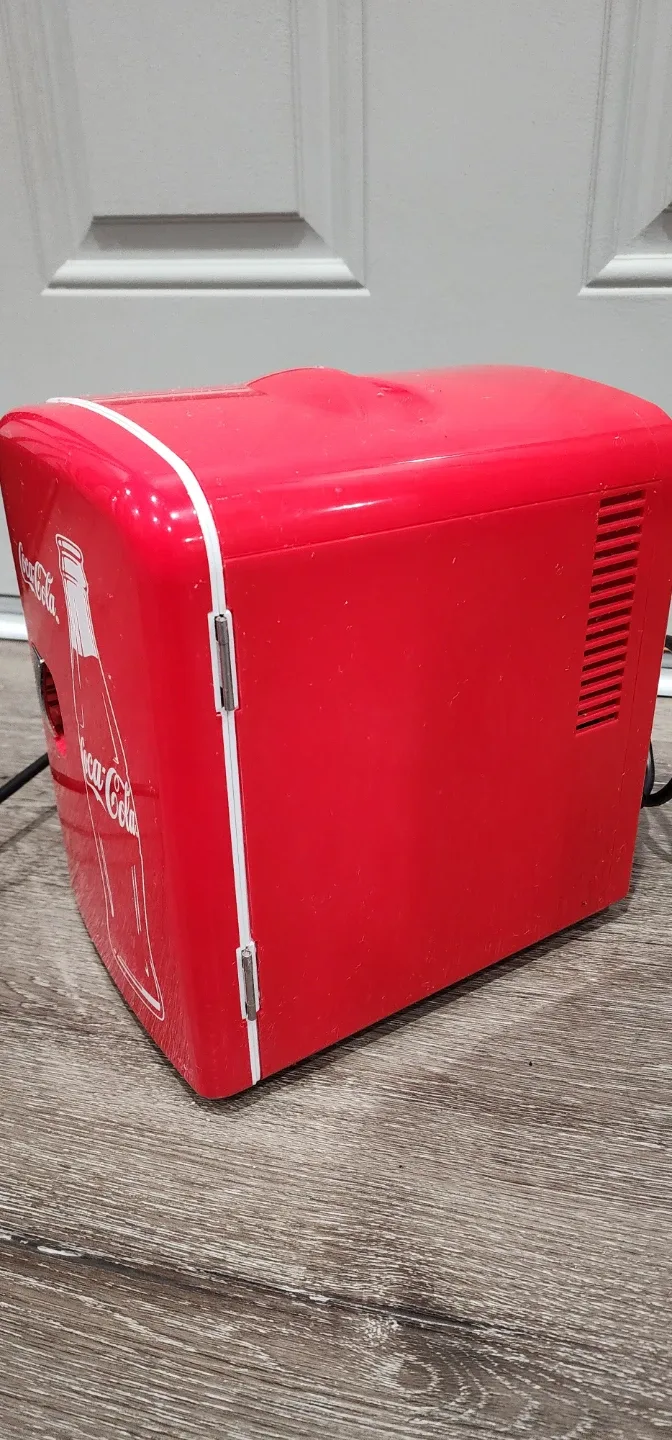 Coca-Cola Mini Fridge by Koolatron image indicator(2)