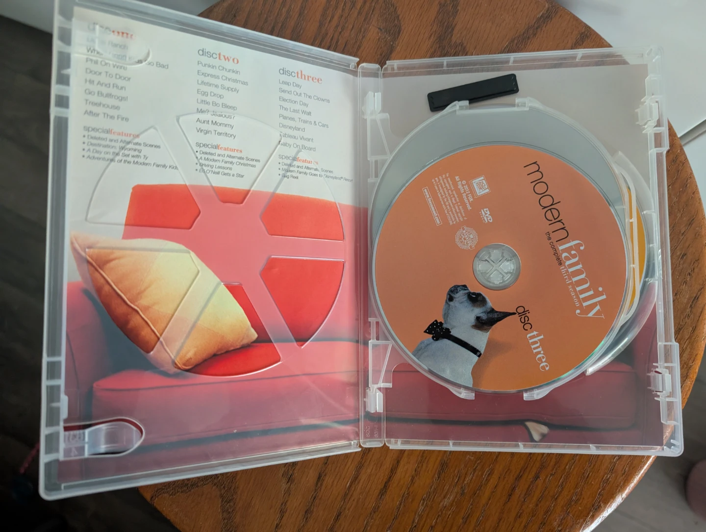 Modern Family: The Complete Third Season DVD set - photo 2