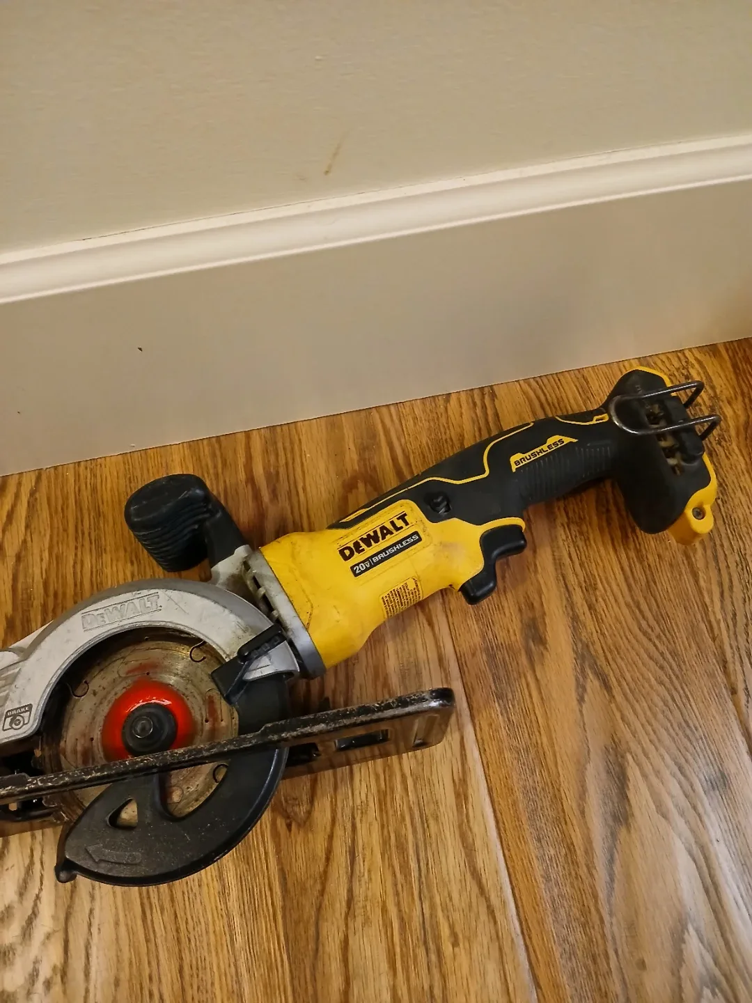 Dewalt 20V Brushless Circular Saw image indicator(2)