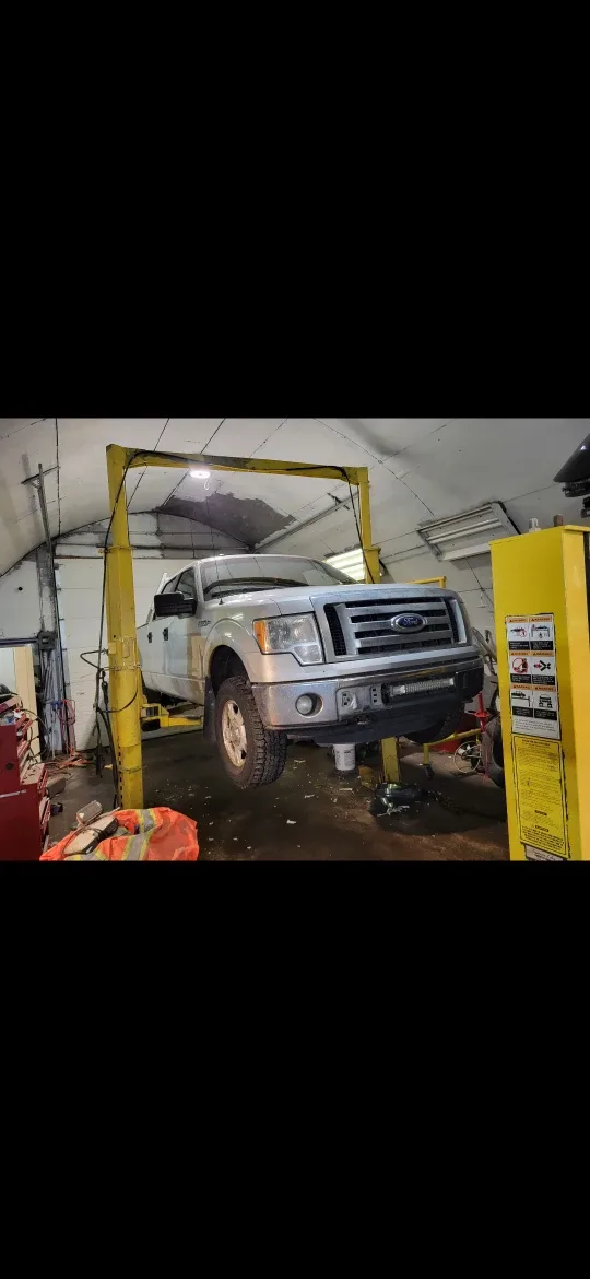 two-post hoist, ideal for professional automotive shops image indicator(2)