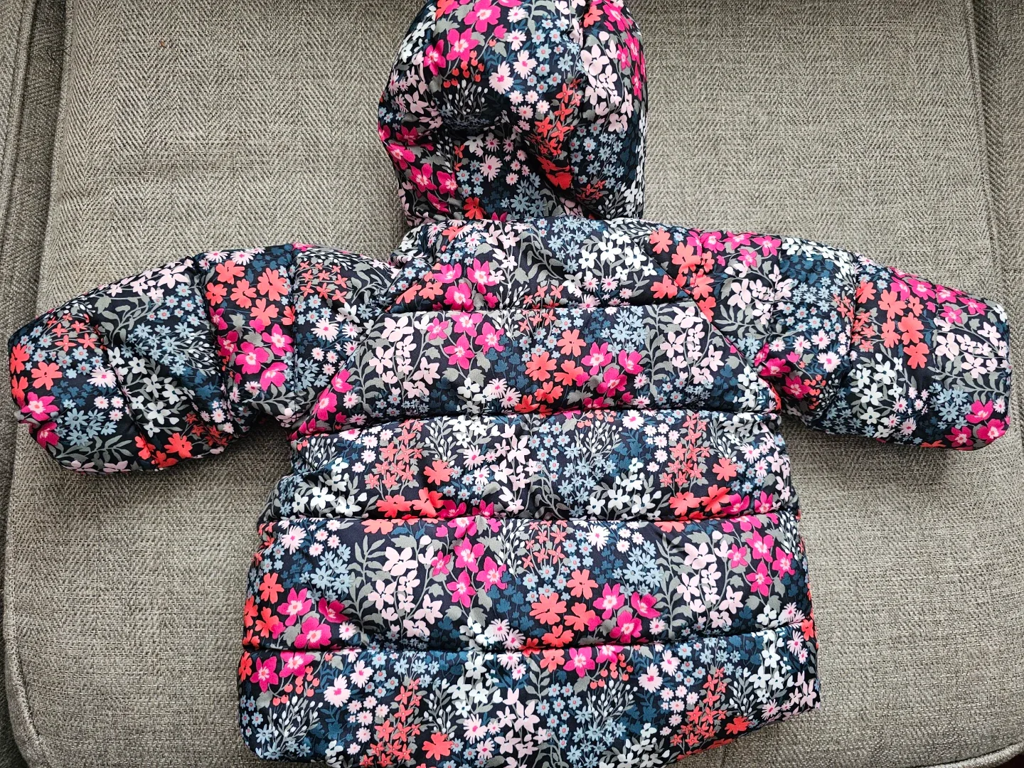 🥕Baby Gap Floral Puffer Jacket (0-6 Months)🥕 image indicator(2)