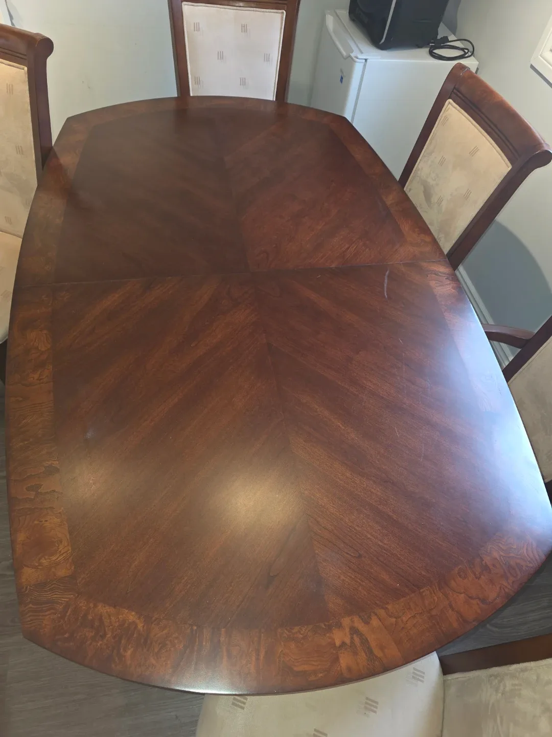 Dining Table with 8 Chairs and table extender!! image indicator(2)