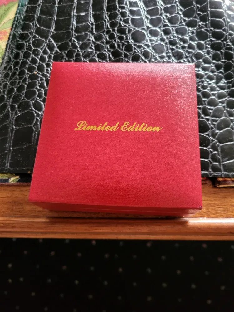 Limited Edition Gold Electric Lighter - New in Box image indicator(5)