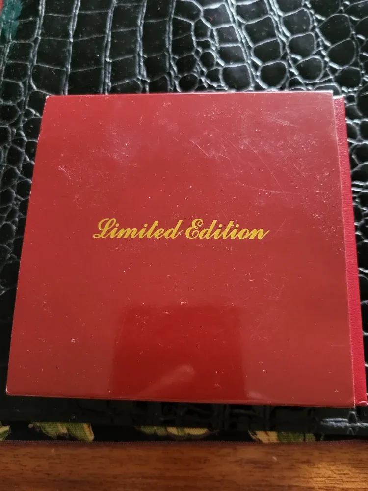 Limited Edition Gold Electric Lighter - New in Box image indicator(6)