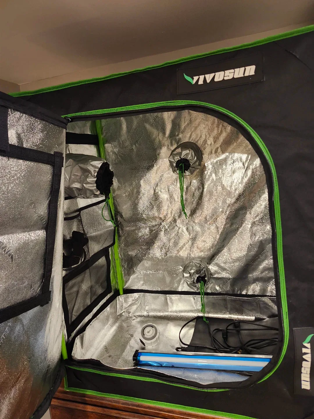 VIVOSUN Grow Tent - Black & Green image indicator(5)