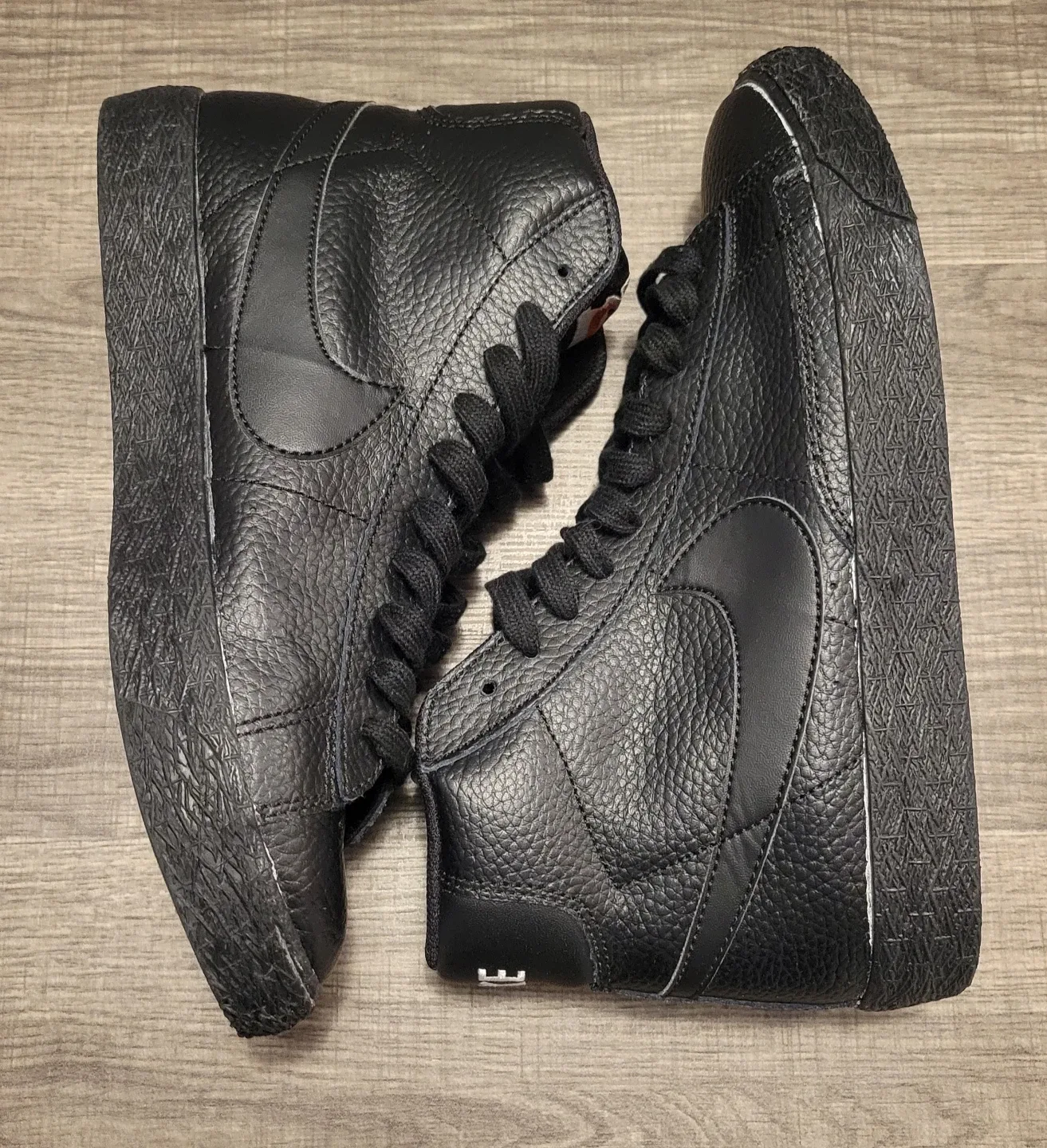 Nike Blazer Mid '77 Black Leather Size 5Y image indicator(3)