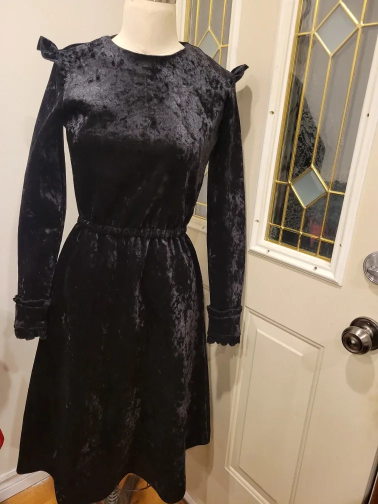 WOMEN'S MED BLACK VELVET DRESS