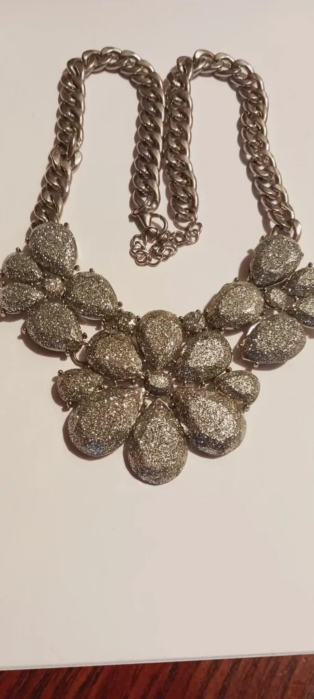 NEW !! Beautiful 🎄 Holiday ✨️Sparkle Statement Necklace