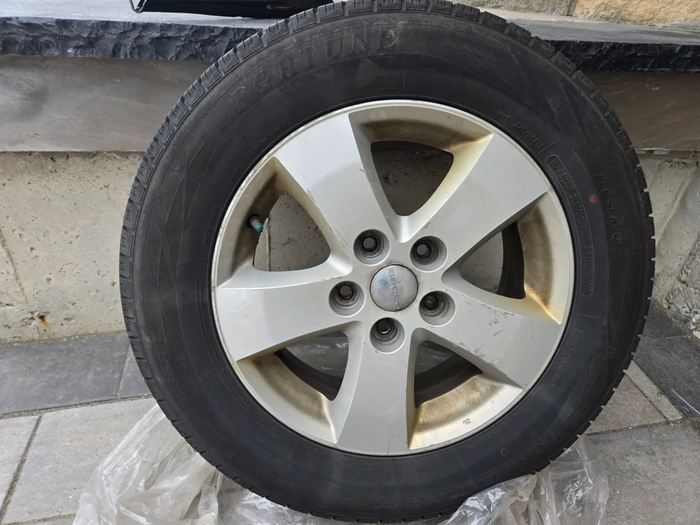 225/65R17 All season tires with rim - Set of 4 image indicator(3)