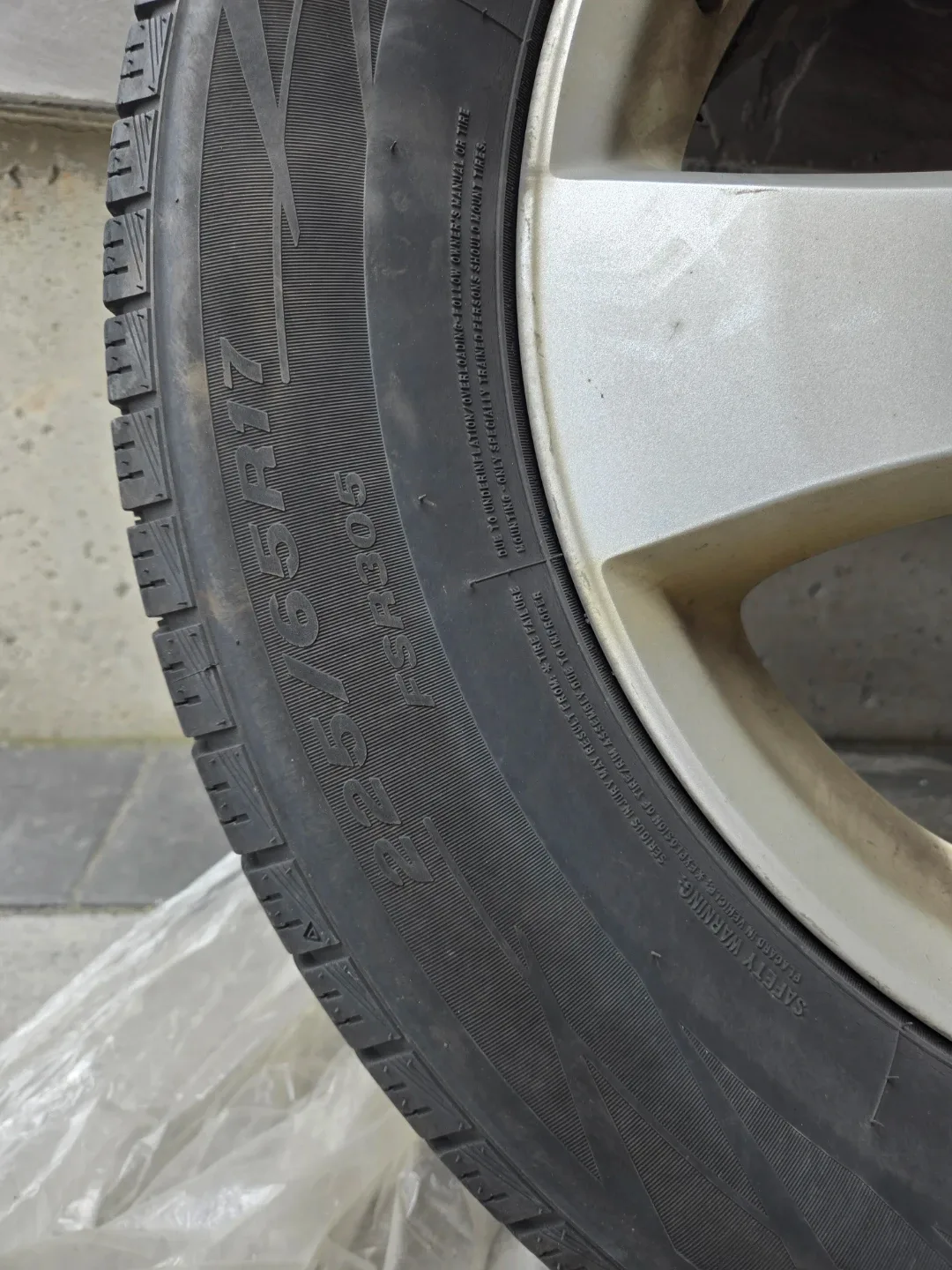 225/65R17 All season tires with rim - Set of 4 image indicator(4)