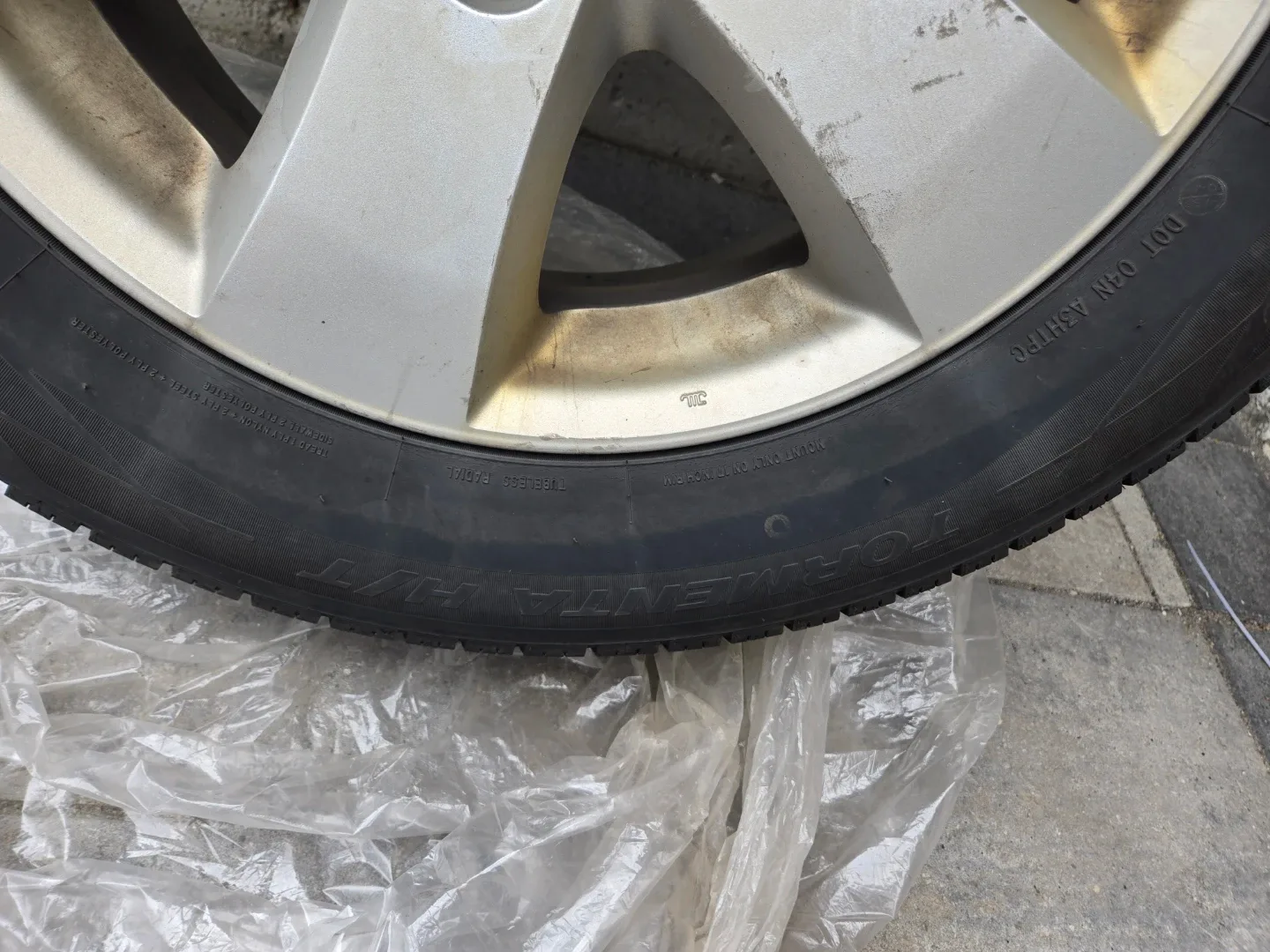 225/65R17 All season tires with rim - Set of 4 image indicator(5)