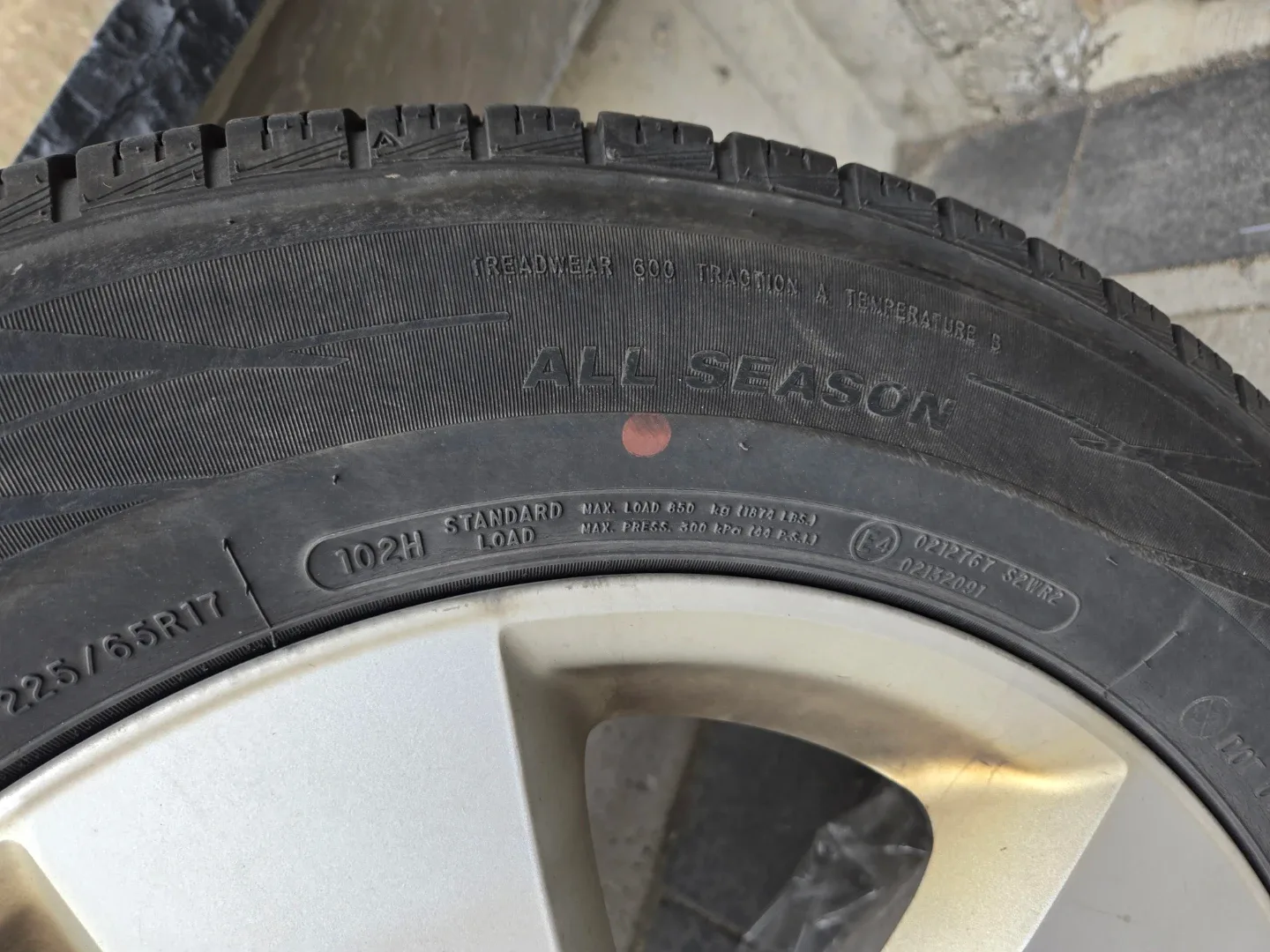 225/65R17 All season tires with rim - Set of 4 image indicator(6)