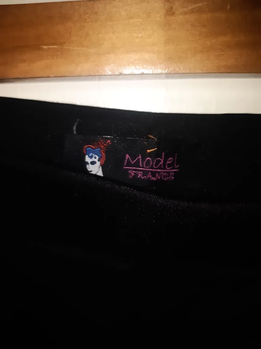 Model France Black Pants image indicator(3)