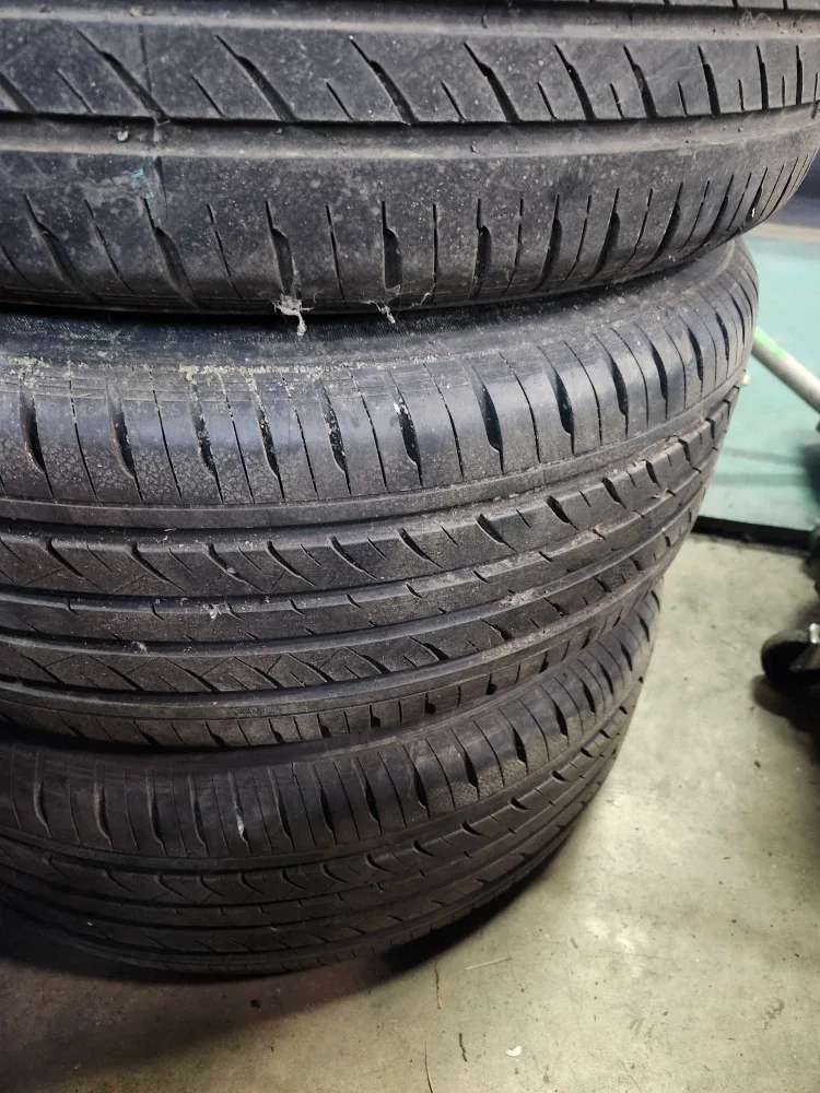 Set of 4 225/60R17 Tires on Nissan Rims image indicator(3)